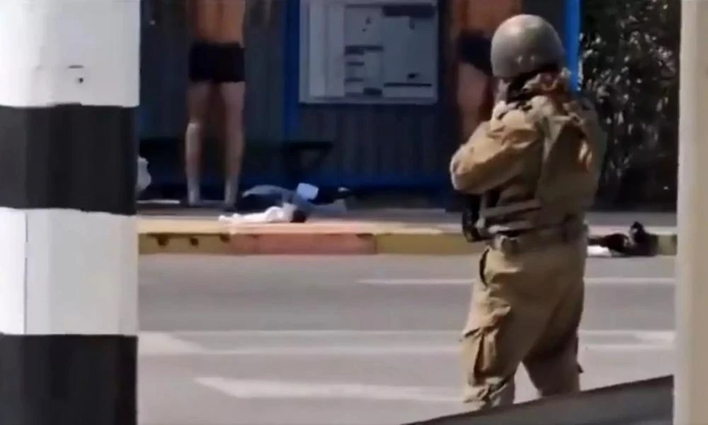 Ισραήλ: Γυναίκα στρατιώτης γδύνει μέλη της Χαμάς με την απειλή όπλου